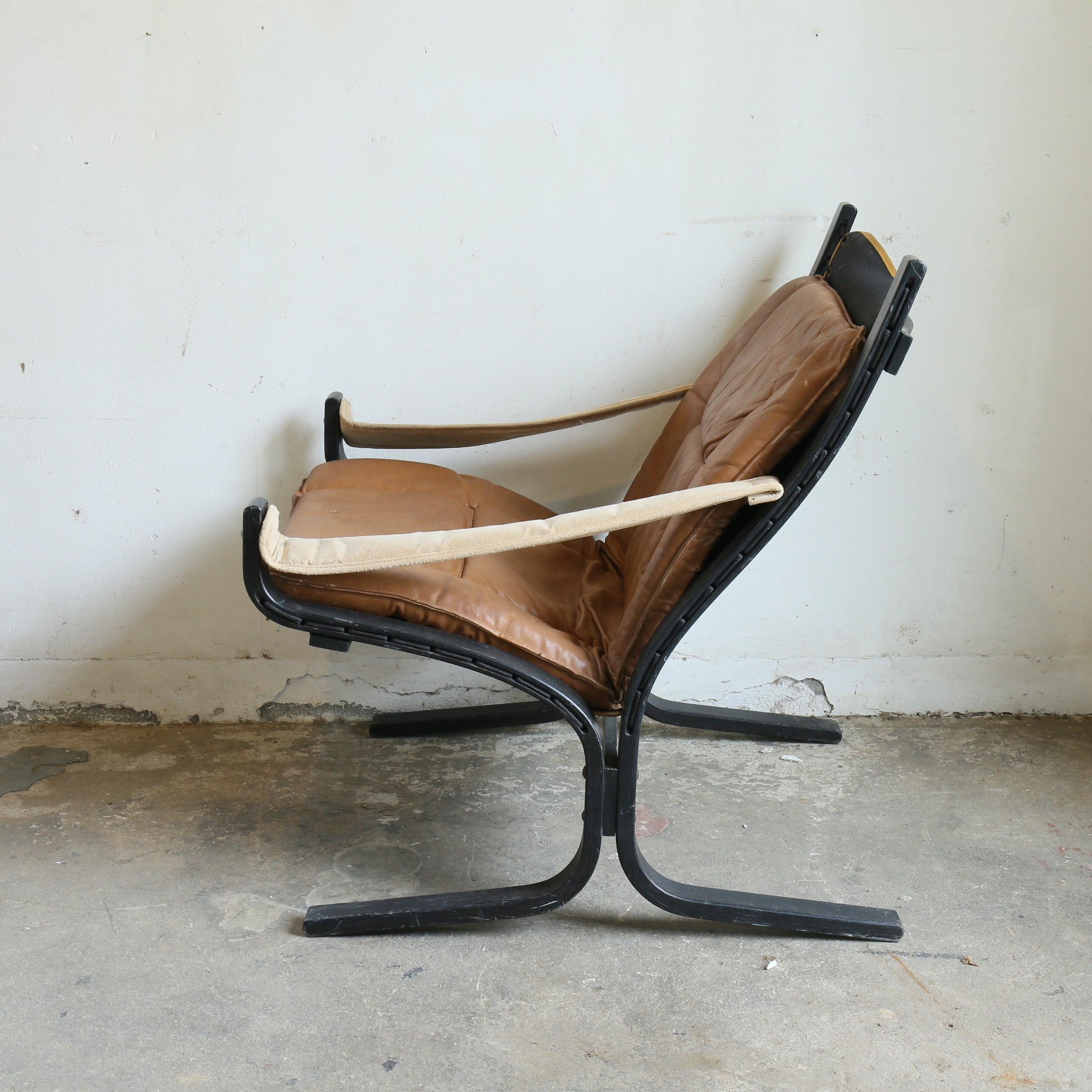 ヴィンテージレザーチェア 202510261 – BROCANTE