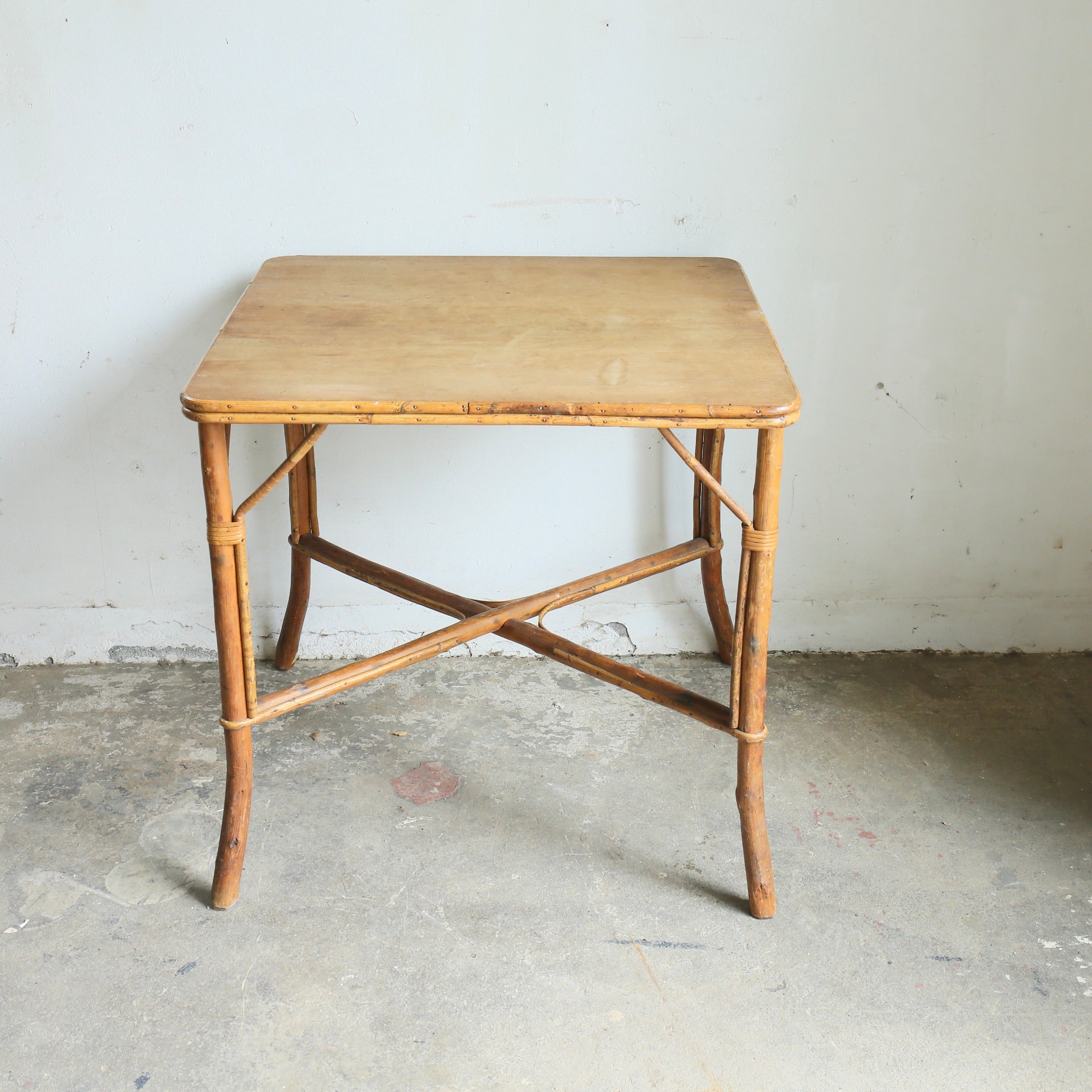 ヴィンテージラタンスクエアテーブル 202510267 – BROCANTE