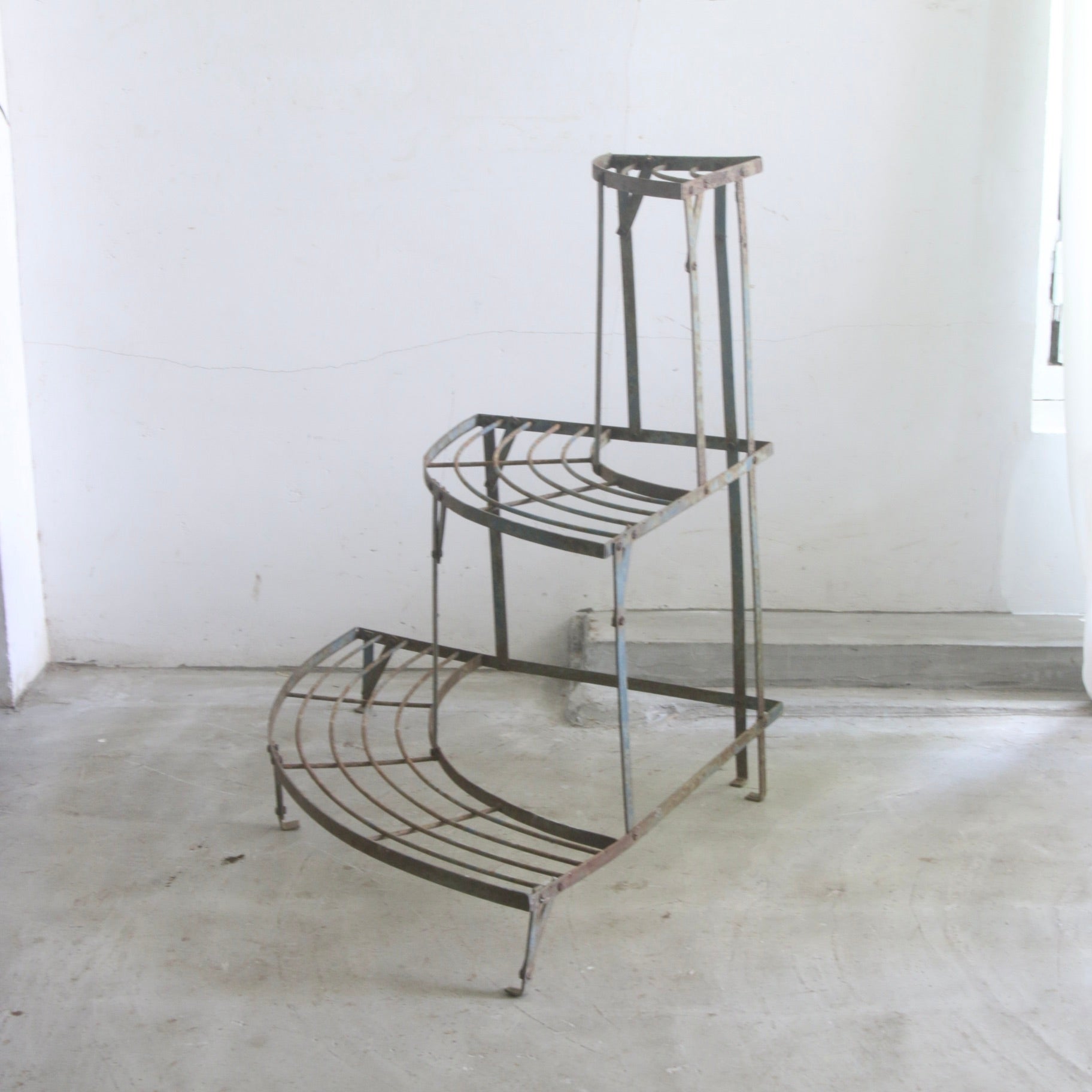 ヴィンテージコーナーラック 202506216 – BROCANTE