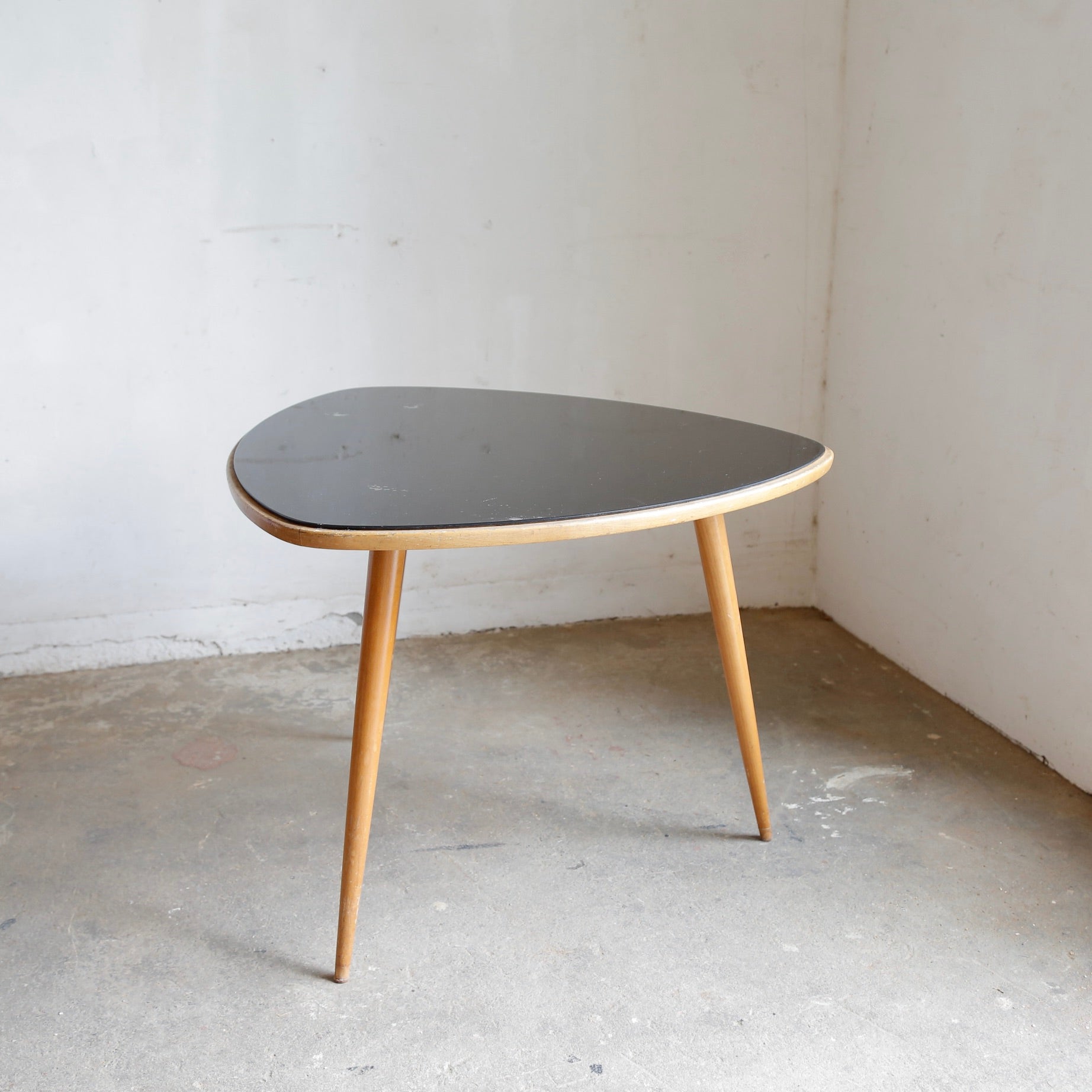 ヴィンテージラタンサイドテーブル202505055 – BROCANTE