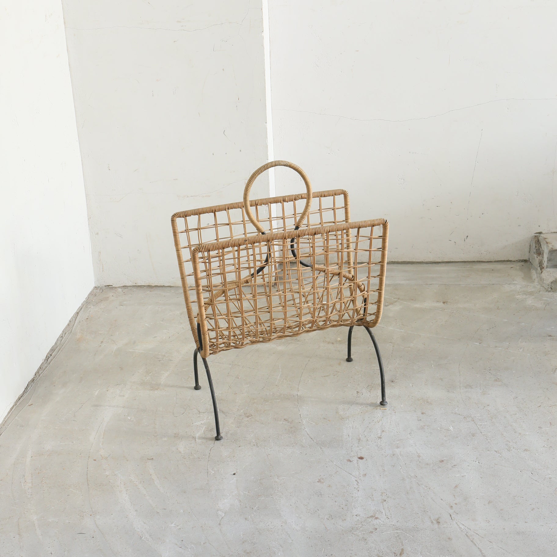 Vintage Magazine Rack 202501201